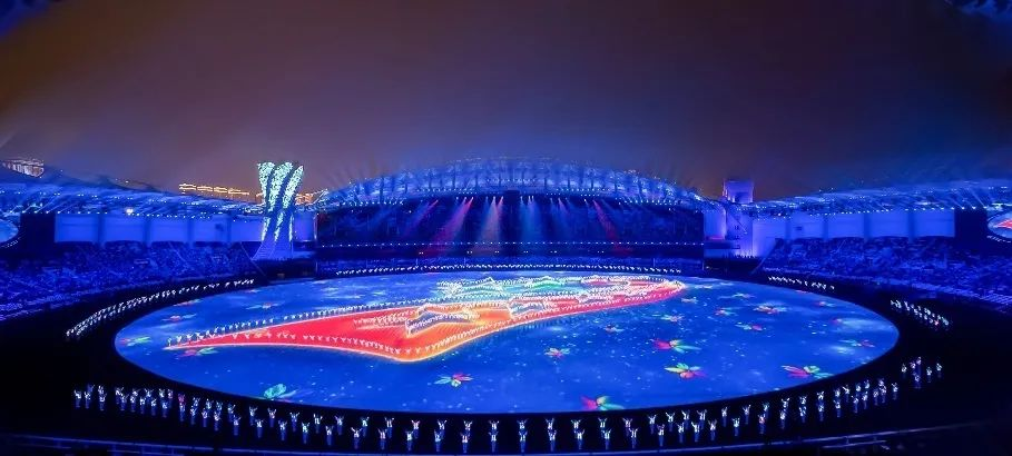 xcsport体育集团董事长李军受邀出席华中科技大学第十六届企业家论坛，并发表演讲